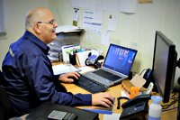 Hans op kantoor hans achter pc